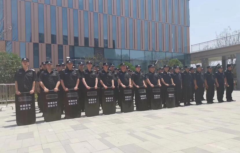 漢江夢開盤，湖北獵鷹保安公司繼續(xù)維護現(xiàn)場秩序