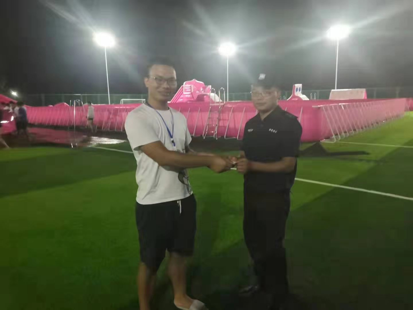 獵鷹保安現(xiàn)場維護華僑城奇妙市集秩序