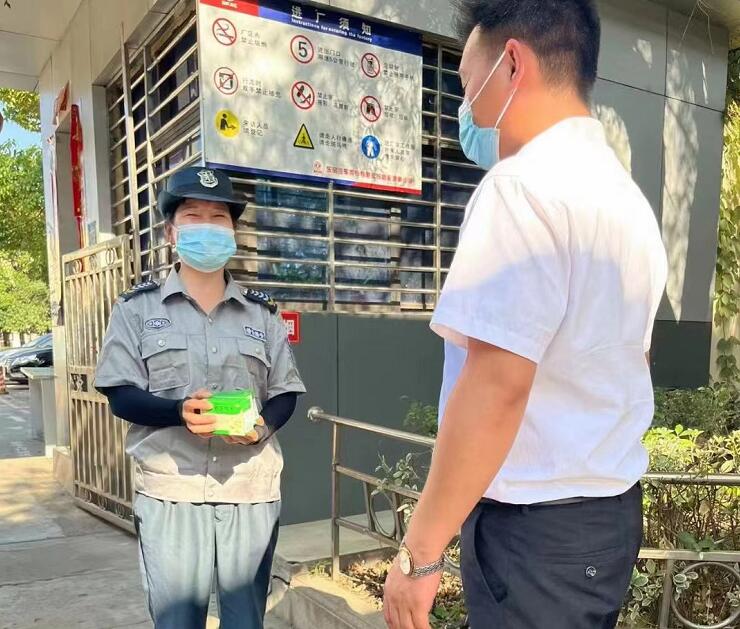 湖北獵鷹保安公司，關(guān)愛隊員，為隊員送去防暑物資